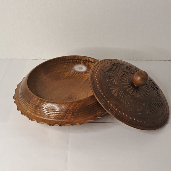 Wooden rounded small box with lid / Vintage Carved wood jewellery box. - Picture 4 of 6